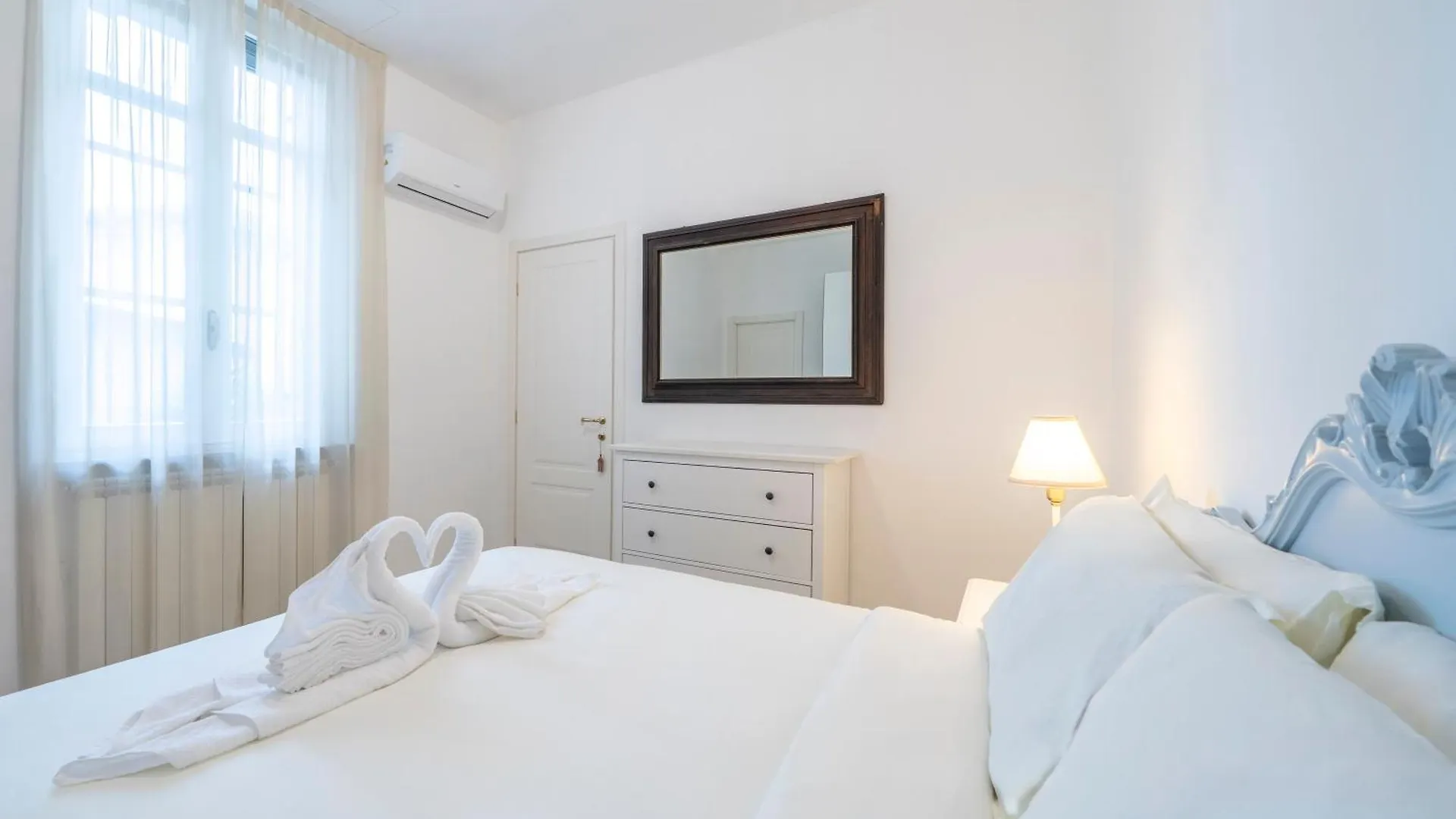 Duomo 15' - Suite 5' From Station With Wifi And A-C Milaan Appartement